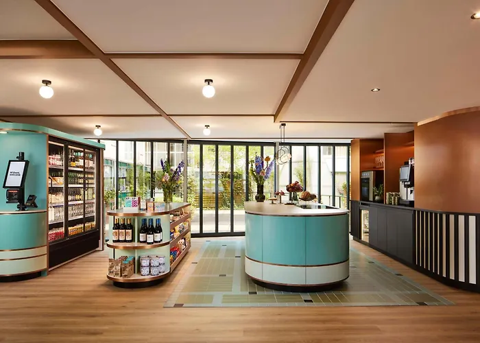 Hotel Avani Museum Quarter 4*