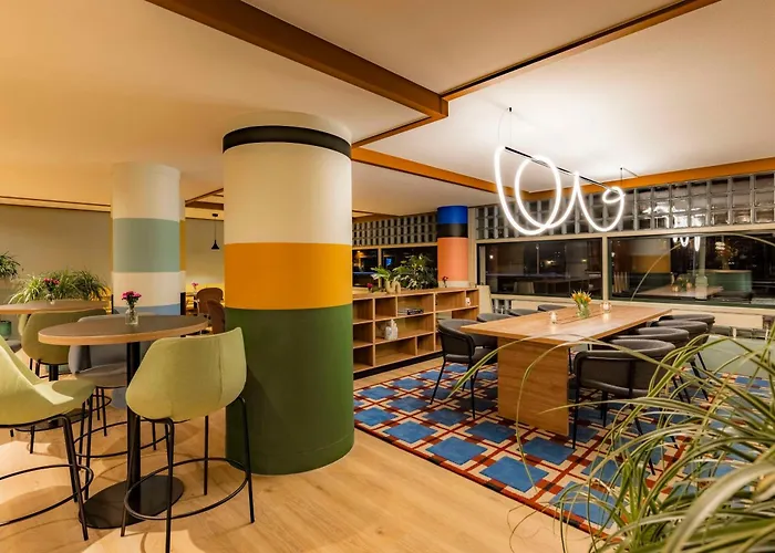 Hotel Avani Museum Quarter 4*