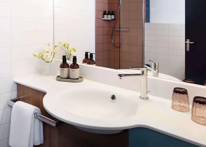 Hotel Avani Museum Quarter 4*